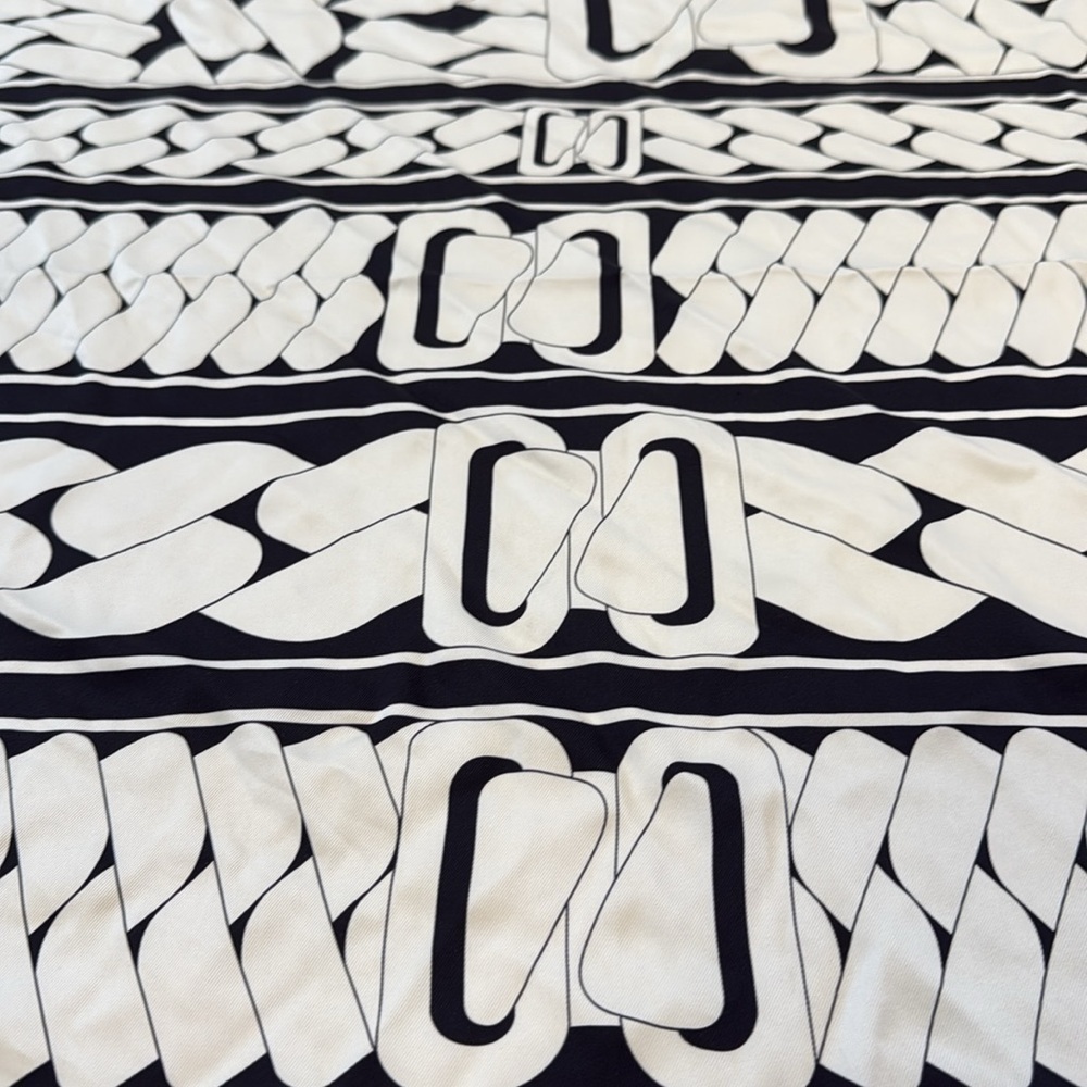 Hermès Clic, c'est noué Scarf! - Picture 8 of 13